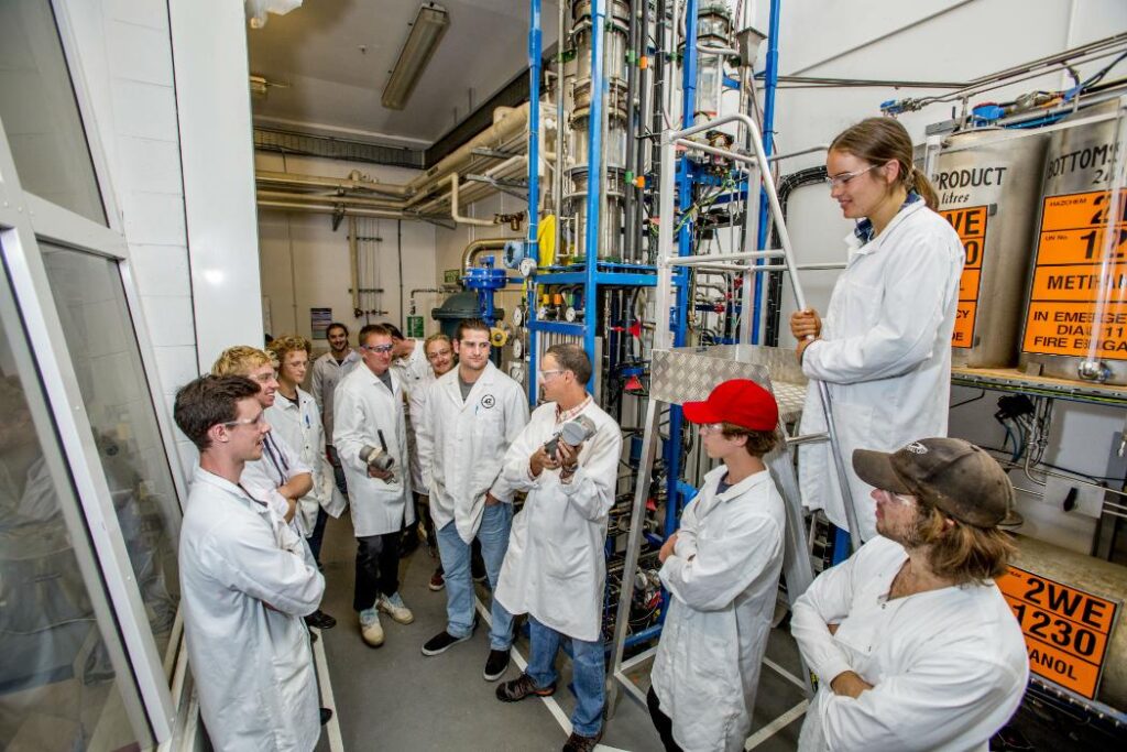 1490131843207-chemical-process-group-students-dpt-block-w1000_orig