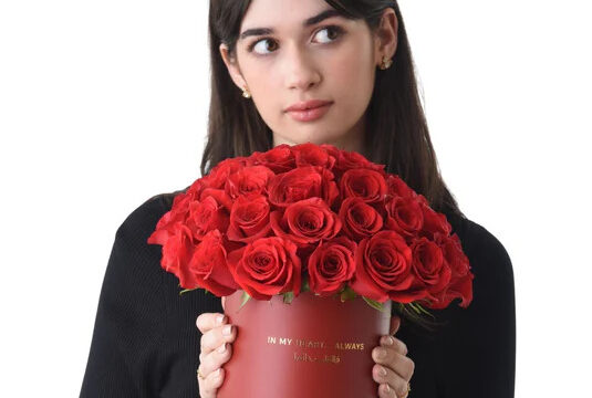 50RosesinRedAuraLoveVaseModel